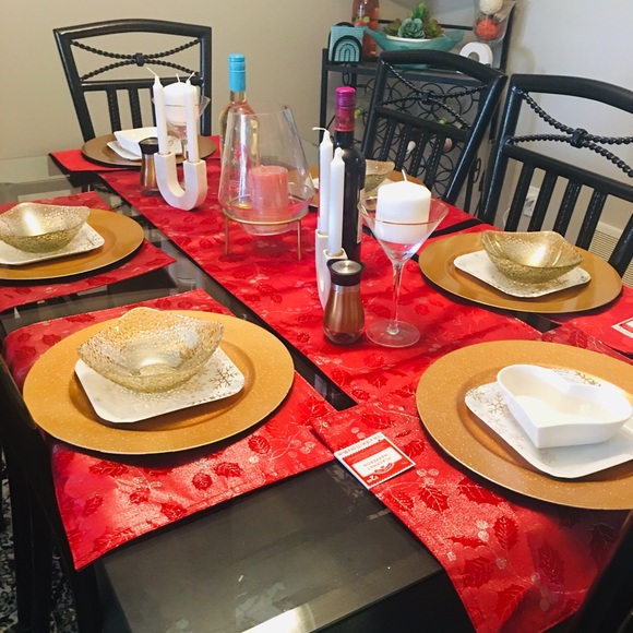 Holiday Time Table Runner with 6 (six) Matching Place Mats. - Picture 5 of 8